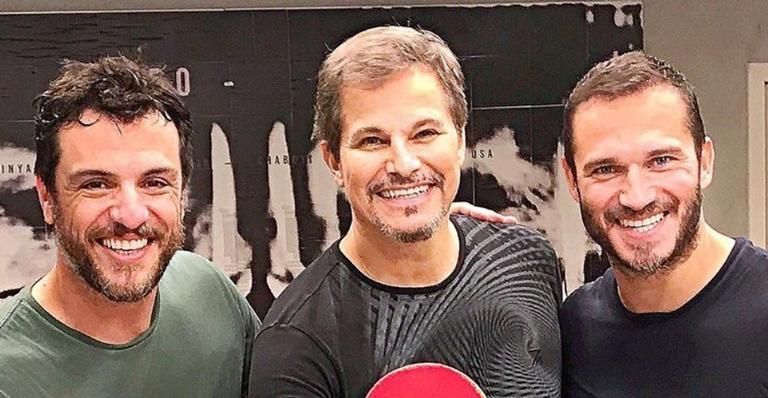 Rodrigo Lombardi, Edson Celulari e Paulo Rocha posam juntos e são elogiados: ”Trio de gatos”