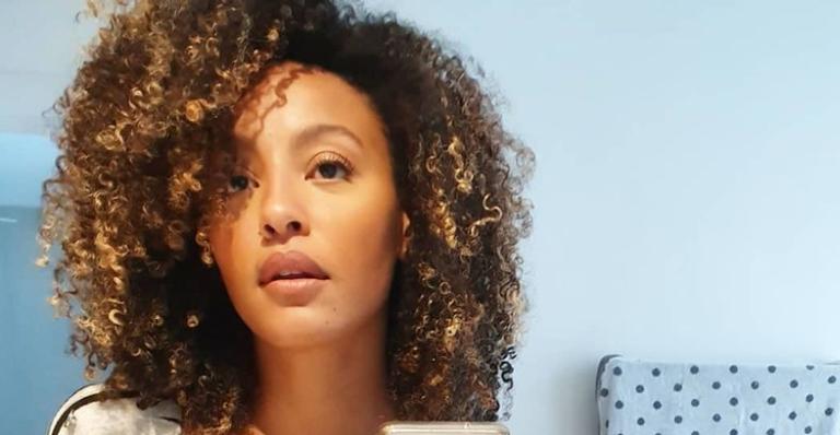 Sheron Menezzes surge pleníssima em viagem de jatinho e ganha elogios da web: ”Que chique!”