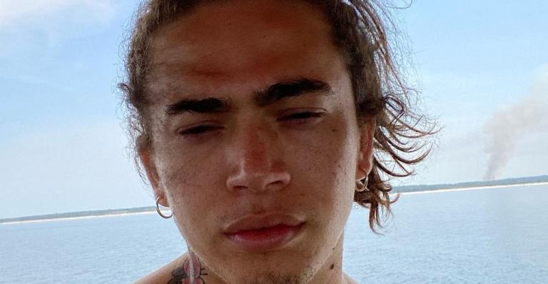 Luxo! Whindersson Nunes posa sem camisa em cima de seu jatinho, avaliado em R$1,4 milhão