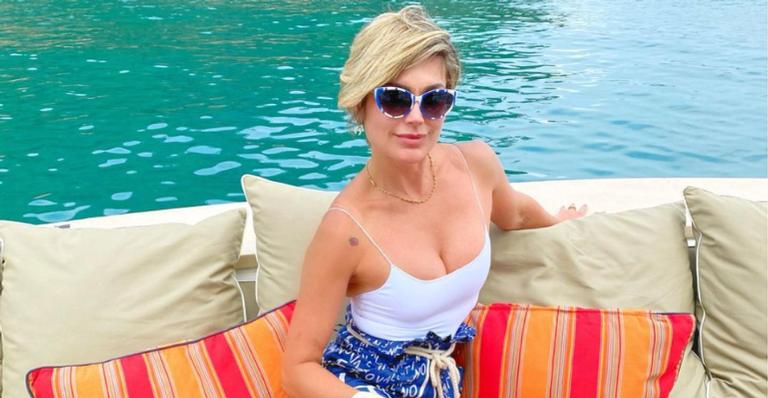 Flávia Alessandra esbanja beleza aos 46 anos durante passeio de iate