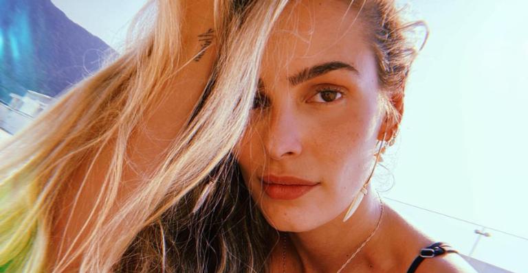 Yasmin Brunet exibe tatuagens em clique na praia e fãs elogiam: ”Uma grande musa sereiona”