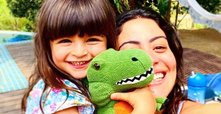 Carol Castro compartilha série de cliques matinais com a filha e encanta web