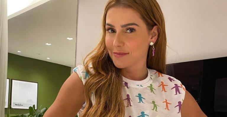 Deborah Secco posa para foto e exibe sua beleza espetacular na web