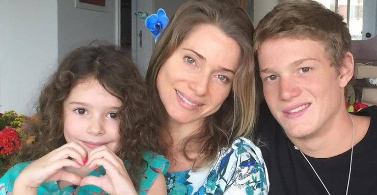 Leticia Spiller posa para clique com os filhos e fãs elogiam família: ”Lindos”