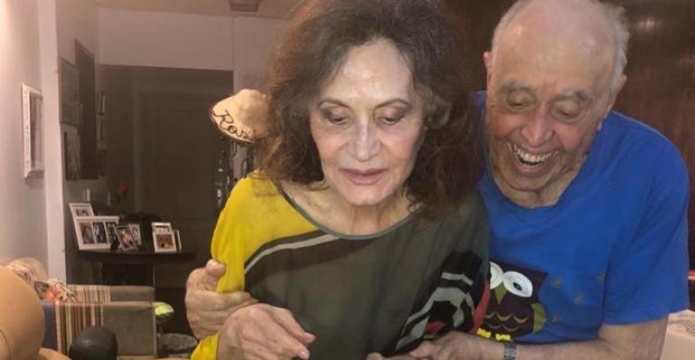 Rosamaria Murtinho completa 85 anos e comemora com o marido: ”Essa velinha vamos soprar juntos”