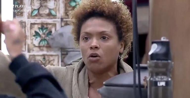 A Fazenda: Durante discussão, Lidi Lisboa xinga Mirella: ”Sua babaca, sua garota mimada”