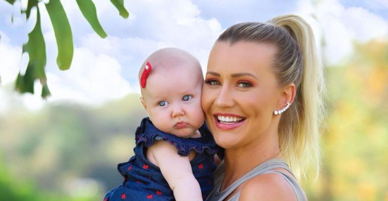 Ana Paula Siebert explode o fofurômetro ao exibir lindo visual da filha, Vicky: ”Uma sereia”