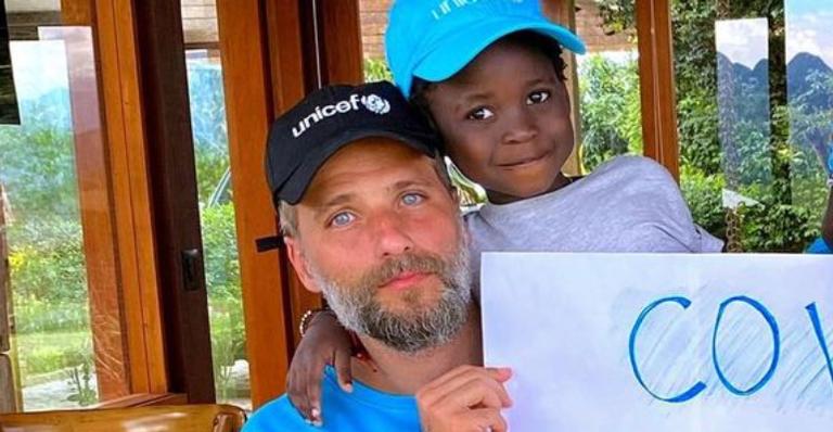Bruno Gagliasso se derrete ao publicar cliques do filho, Bless: ”Tem mais gato que ele?”