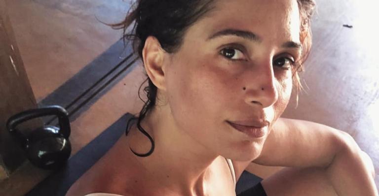 Camila Pitanga esbanja naturalidade ao surgir absorvendo boas energias do sol