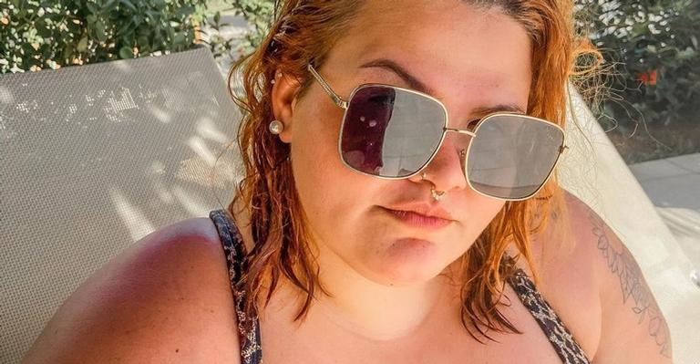 Thais Carla curte praia ao lado do pai e das filhas e comemora: ”Eu tô muito feliz”