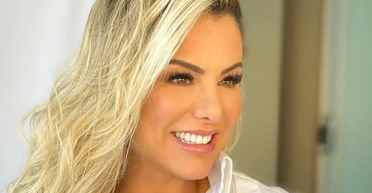 Aos 43 anos, esposa de Leonardo posa de biquíni e ostenta curvas impecáveis: ”Parece uma boneca”