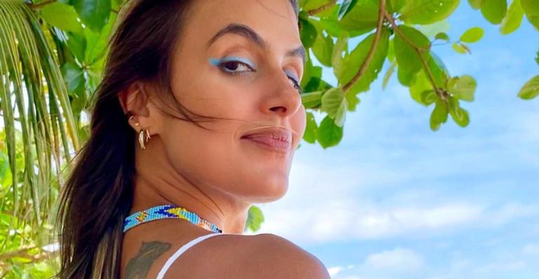 Ex-BBB Carol Peixinho aposta em vestido longo cheio de cores: ”Colorindo meu dia”