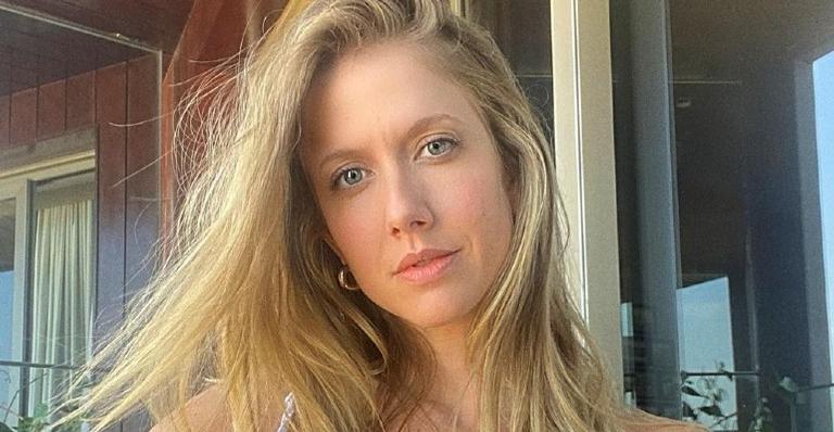 Gabriela Prioli posa de terninho azul e seguidores rasgam elogios