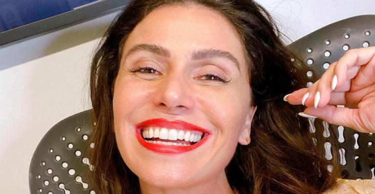 Giovanna Antonelli posa sorridente ao curtir dia de preguiça