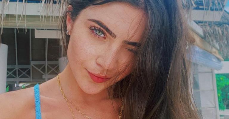 Jade Picon arrasa ao apostar em make brilhante com batom vermelho: ”A transição perfeita”