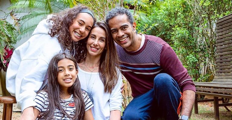 Jair Oliveira encanta a web ao postar lindíssimo clique em família: ”Lindos e abençoados”