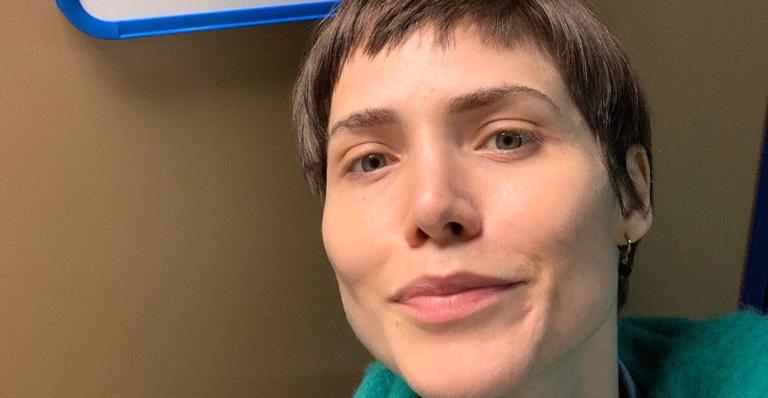 Leticia Colin posa com grande caixa de chocolates e brinca: ”Será que eu to na TPM?”