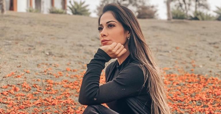 Mayra Cardi surge deslumbrante na web e faz reflexão: ”Andar para trás não é uma opção”