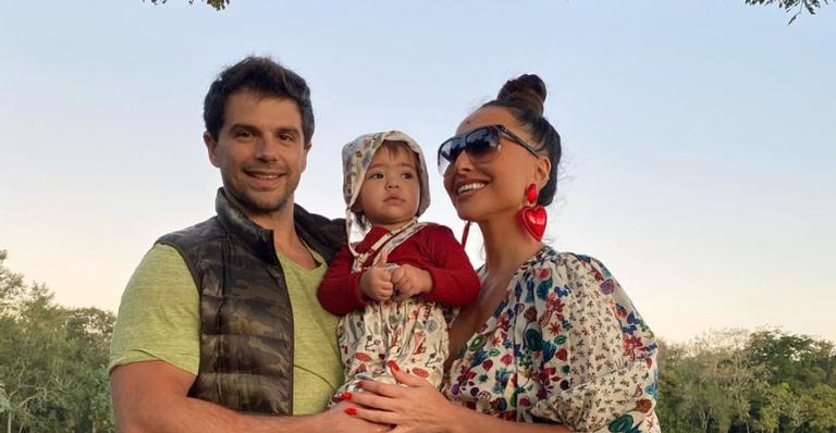 Duda Nagle posa sorridente ao lado de Zoe e Sabrina Sato