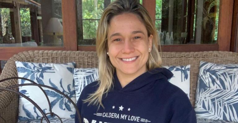 Fernanda Gentil encanta ao posar com cachorrinho de estimação
