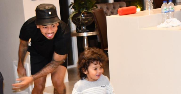 Gabriel Jesus parabeniza sobrinho com bela homenagem e encanta web: ”Tio ama muito”