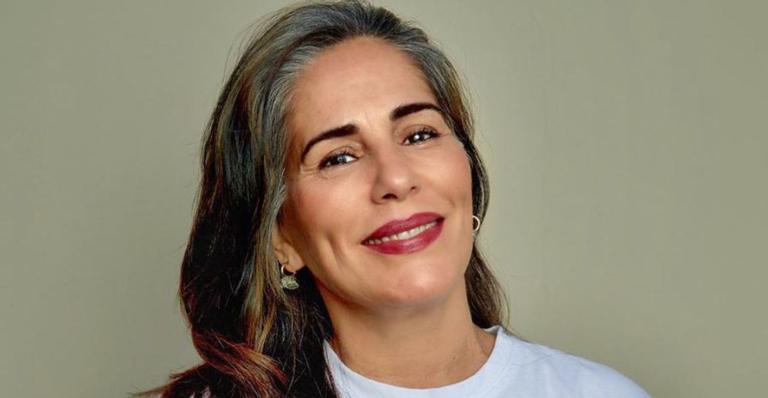 Gloria Pires encanta a web ao posar coladinha aos seus cães: ”Morri de amor”