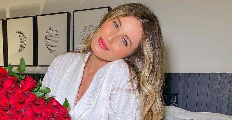 Em seu aniversário, Lorena Carvalho posa com buquê de rosas gigante e faz lindo agradecimento