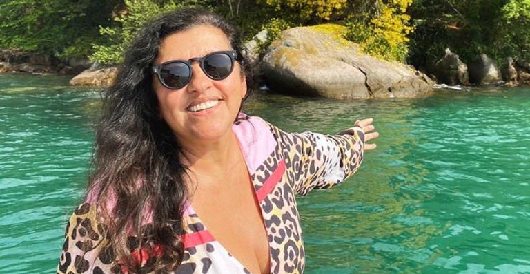 Regina Casé exibe protocolos de segurança nas gravações de ‘Amor de Mãe’