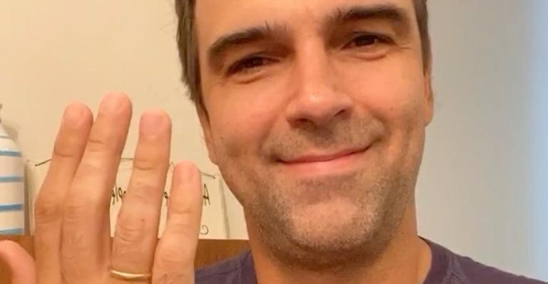 Tadeu Schmidt fala sobre a decisão de voltar a usar aliança: ”Tirar foi um exagero”