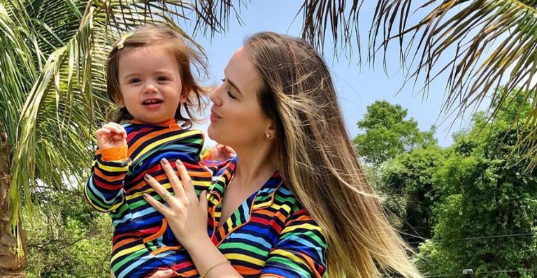 Thaeme Mariôto posa para a câmera com a filha e encanta web: ”Como cresceu!”