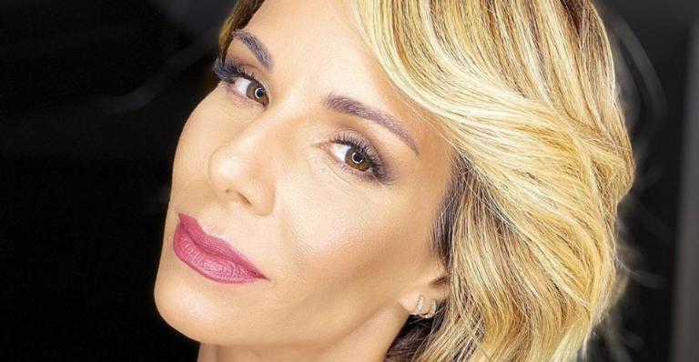 Ana Furtado posa com belas flores e recebe elogios de fãs: ”Diva! Perfeição de mulher”