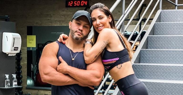 Em Ilhabela, Bella Falconi posa no colo do marido e se declara: ”Melhor amigo”