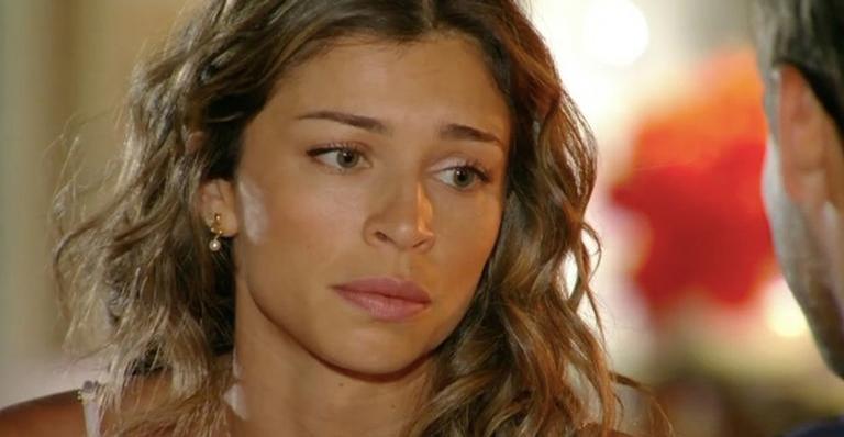 Ester é perseguida por Alberto e surta em ‘Flor do Caribe’