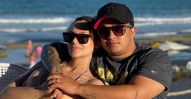Kauan se declara ao posar ao lado da esposa, Sarah Biancolini: ”Te amo!”