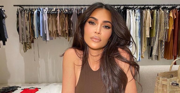 Kim Kardashian para tudo ao posar com as irmãs, Khloe e Kourtney
