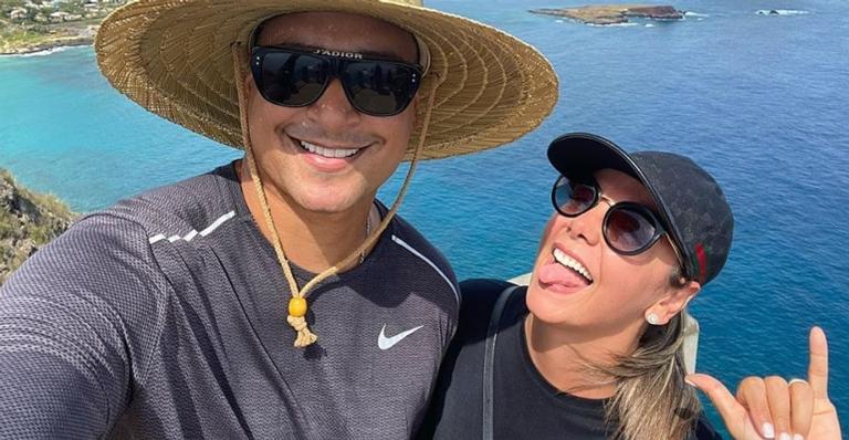 Ao lado de Xanddy, Carla Perez surfa pela primeira vez no Havaí e corpão rouba a cena