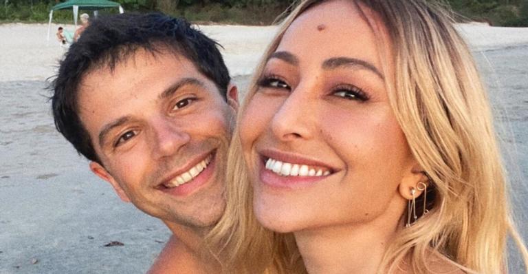 Sabrina Sato posa para clique romântico com Duda Nagle na praia