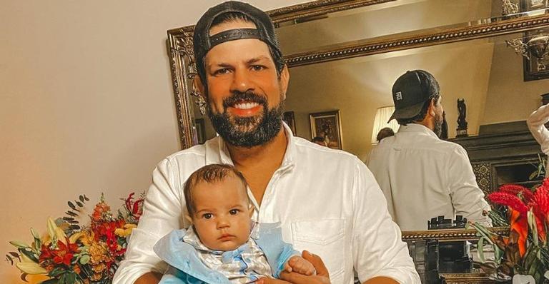 Sorocaba encanta ao mostrar o filho, Theo, tomando banho na pia