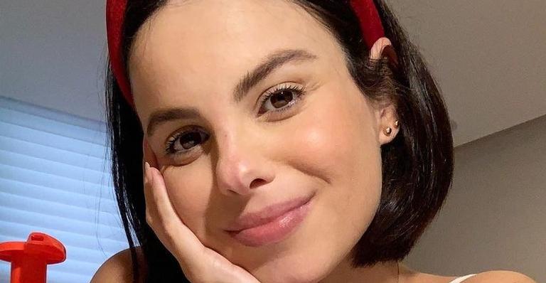 Na reta final da gestação, Sthefany Brito levanta a blusa e exibe barrigão: ”Prestes a explodir!”