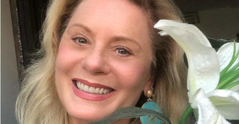 Vera Fischer recebe elogios de fãs ao posar com vestido florido: ”Sempre linda!”
