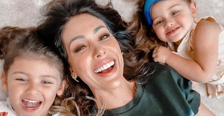 Em Ilhabela, Bella Falconi flagra momentos belíssimos das duas filhas