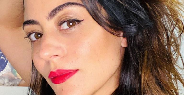 Carol Castro relembra clique da infância fazendo uma cena e brinca: ”Sempre dramática!”