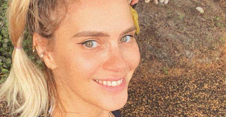 Carolina Dieckmann anima fãs ao posar com a camisa de seu time do coração: ”Manto sagrado”