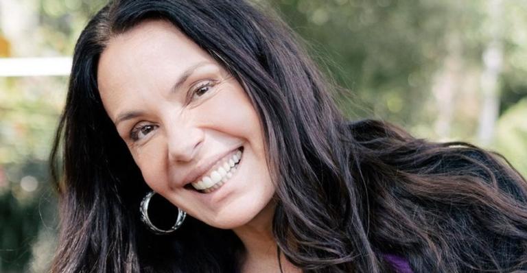 Aos 52 anos, Carolina Ferraz exibe curvas impecáveis de biquíni: ”Parece uma menininha!”