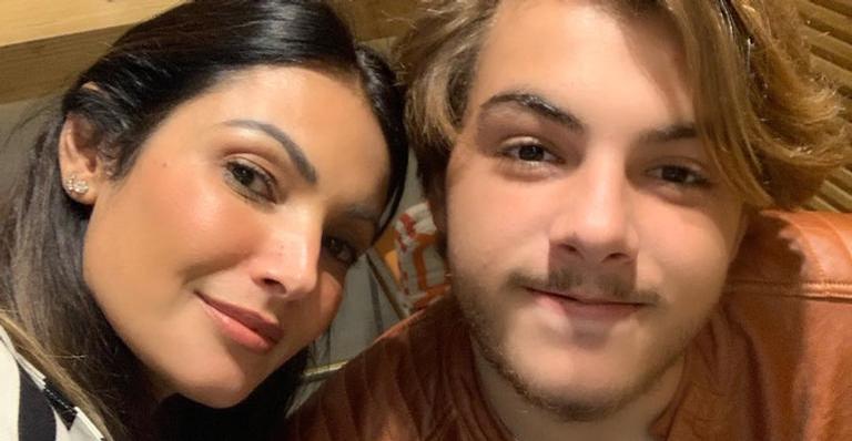 Filho de Patrícia Poeta, Felipe Soares, é flagrado com a namorada no Rio