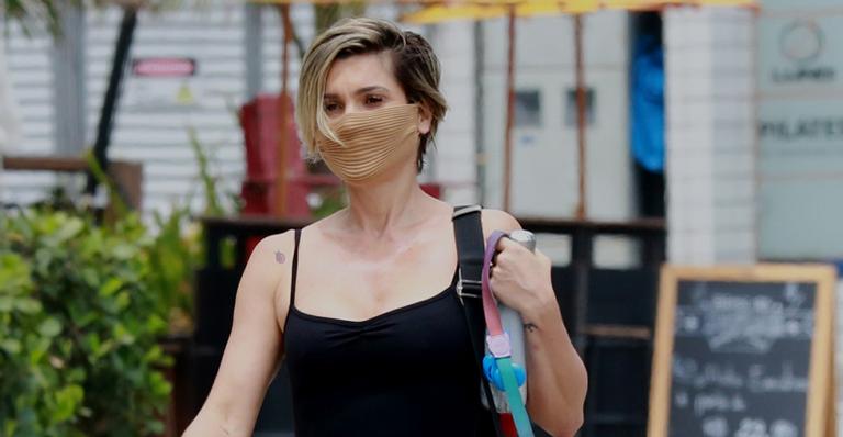 Flávia Alessandra exibe boa forma ao ser flagrada com look fitness