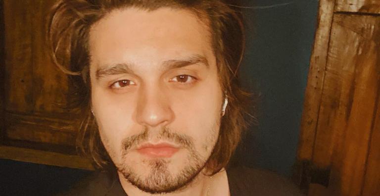 No México, Luan Santana posa sem camisa andando de bicicleta e ganha elogios: ”Ai que lindo”