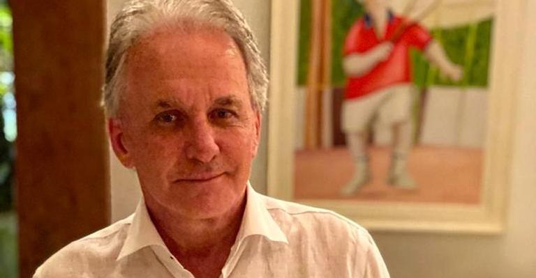 Otávio Mesquita janta sozinho e faz reflexão importante: ”A vida sempre te dá luz e amor”