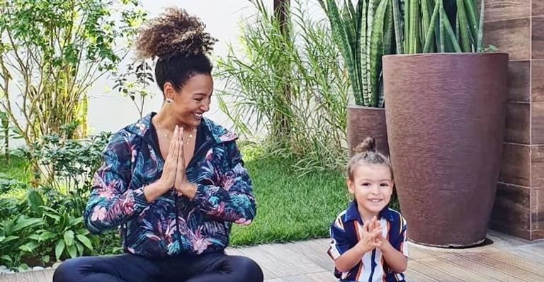 Sheron Menezzes posa com o filho e se derrete por momento: ”Meu companheirinho de yoga”