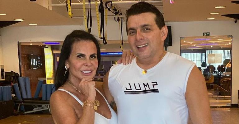 Gretchen mostra a tatuagem que o marido fez em sua homenagem e dispara: ”Rumo à felicidade”